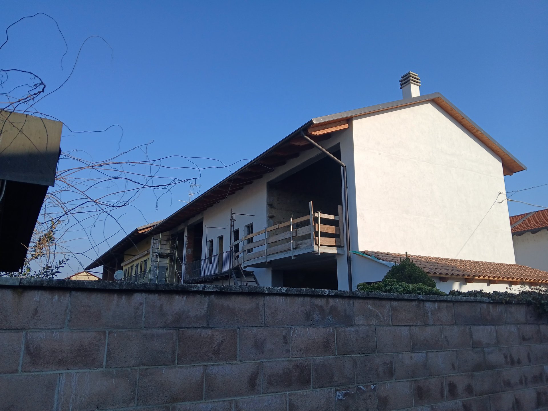 Tetto e facciata della villa dopo i lavori — Provincia di Vercelli